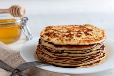 Bal ve fındık ile Pancakes