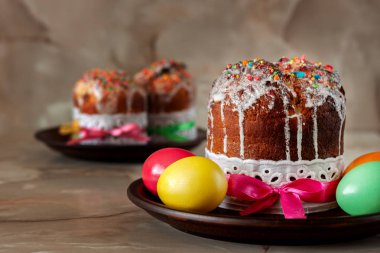 Geleneksel Ortodoks Christian Easter gıda. Paskalya kek ve masada boyalı yumurta.