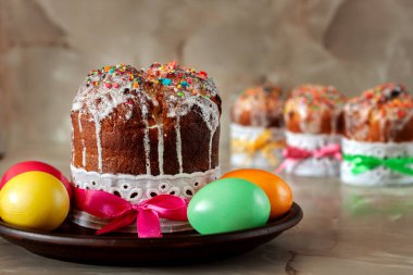 Geleneksel Ortodoks Christian Easter gıda. Paskalya kek ve masada boyalı yumurta.