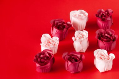 Masada bir sabun hediye kümesidir. Sevgililer günü