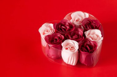 Masada bir sabun hediye kümesidir. Sevgililer günü