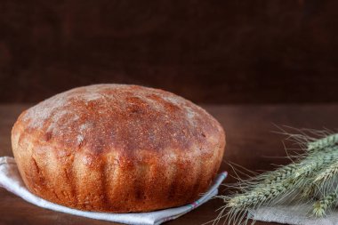 Kepekli ekmek masanın üzerinde. Yakın çekim