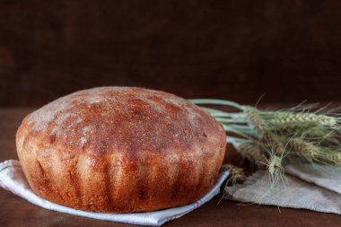 Kepekli ekmek masanın üzerinde. Yakın çekim