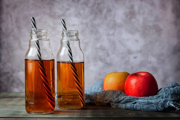 На столе яблочный сок в стеклянной бутылке — стоковое фото