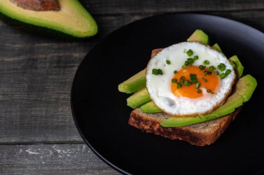 Plaka üzerinde kızarmış yumurta var. Tüm gıda
