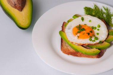 Plaka üzerinde kızarmış yumurta var. Tüm gıda