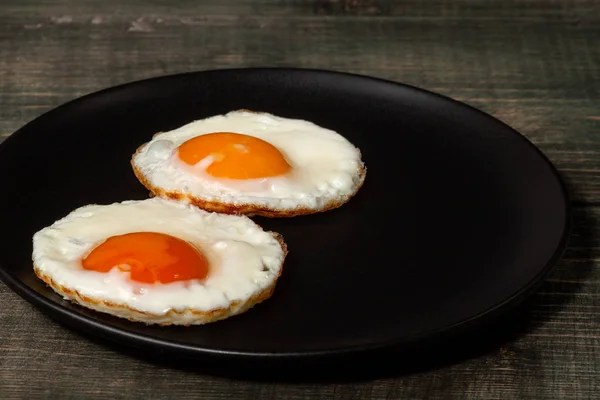 Dans l'assiette, il y a un œuf frit. Nourriture pour tous — Photo