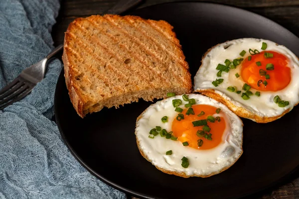 Op de plaat is een gebakken ei. Voedsel voor iedereen — Stockfoto