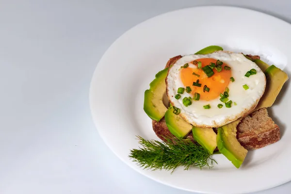 Dans l'assiette, il y a un œuf frit. Nourriture pour tous — Photo