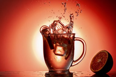 Renkli bir arka plan üzerinde su sıçraması