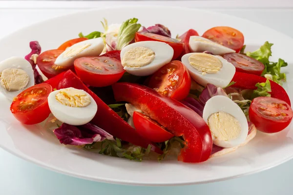 Salada com verduras frescas em uma mesa branca — Fotografia de Stock