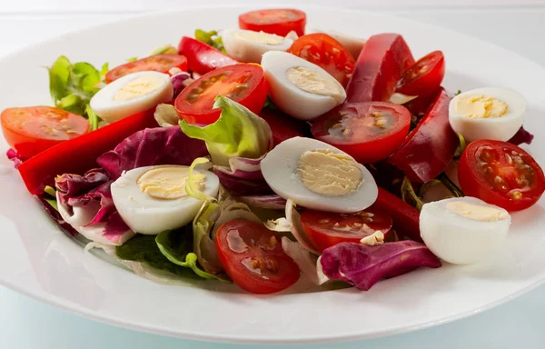 Salada com verduras frescas em uma mesa branca — Fotografia de Stock