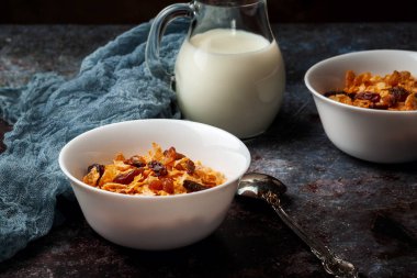 Koyu gri arka plan üzerinde Mısır gevreği ile kase