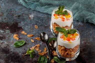 Koyu gri arka planda bir cam bardak Mısır gevreği