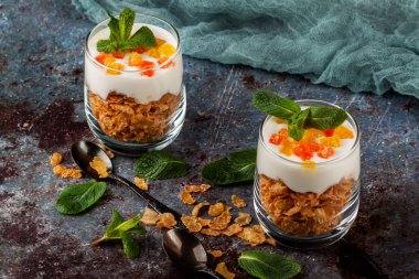 Koyu gri arka planda bir cam bardak Mısır gevreği