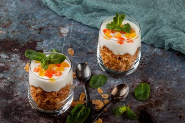 Koyu gri arka planda bir cam bardak Mısır gevreği