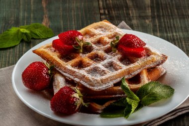 Çilek ve nane ile Viennese waffle tabağında vardır
