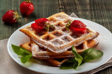 Çilek ve nane ile Viennese waffle tabağında vardır