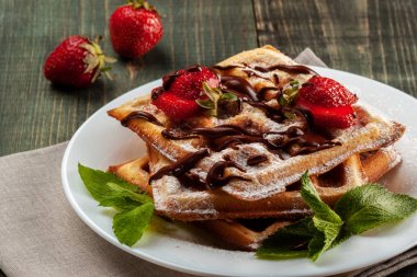 Çilek ve nane ile Viennese waffle tabağında vardır