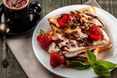 Çilek ve nane ile Viennese waffle tabağında vardır