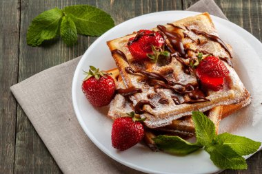 Çilek ve nane ile Viennese waffle tabağında vardır