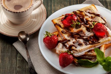 Çilek ve nane ile Viennese waffle tabağında vardır
