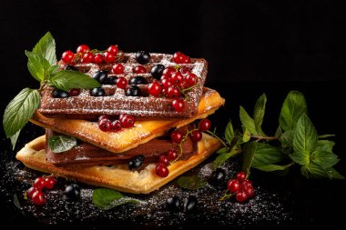 Siyah bir masada taze pişmiş Viennese waffle