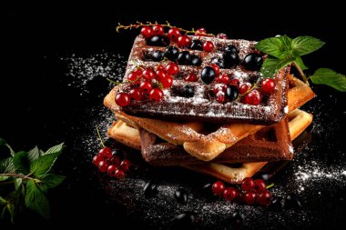 Siyah bir masada taze pişmiş Viennese waffle