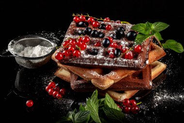 Siyah bir masada taze pişmiş Viennese waffle