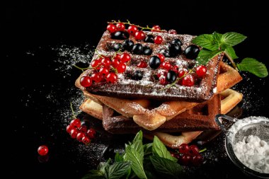 Siyah bir masada taze pişmiş Viennese waffle