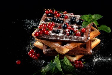 Siyah bir masada taze pişmiş Viennese waffle