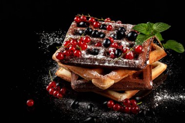 Siyah bir masada taze pişmiş Viennese waffle