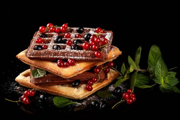Siyah bir masada taze pişmiş Viennese waffle