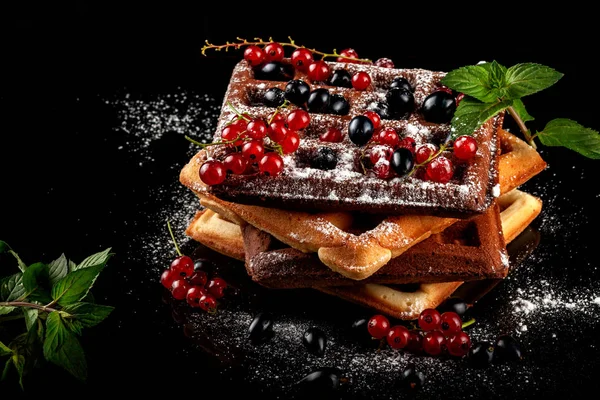 Siyah bir masada taze pişmiş Viennese waffle