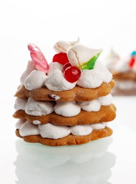 Beyaz cam masada protein kremaile kek