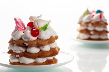 Beyaz cam masada protein kremaile kek