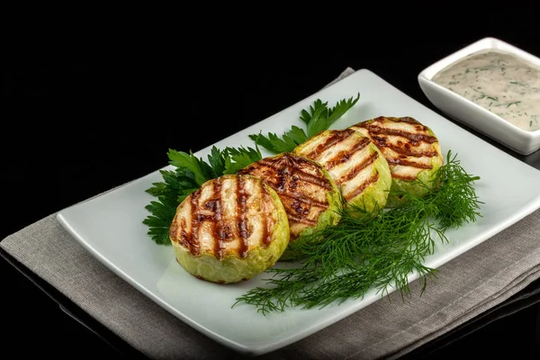 Konzept für eine gesunde Sommerernährung: Gebackene Zucchini mit Dillsoße — Stockfoto