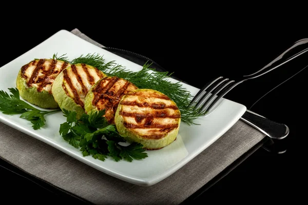 Konzept für eine gesunde Sommerernährung: Gebackene Zucchini mit Dillsoße — Stockfoto