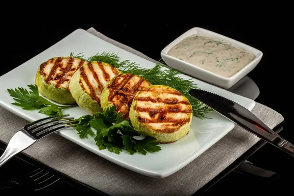 Konzept für eine gesunde Sommerernährung: Gebackene Zucchini mit Dillsoße — Stockfoto