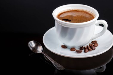 Siyah cam masada bir fincan kahve