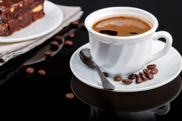 Tasse de café sur une table en verre noir — Photo