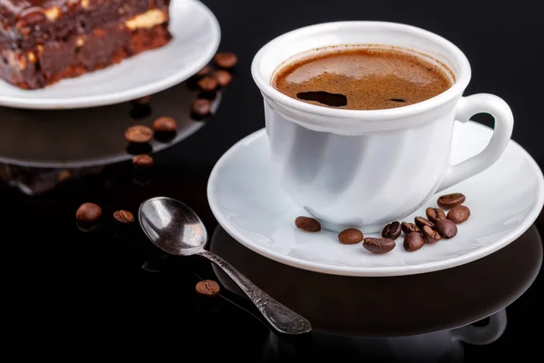 Tasse de café sur une table en verre noir — Photo