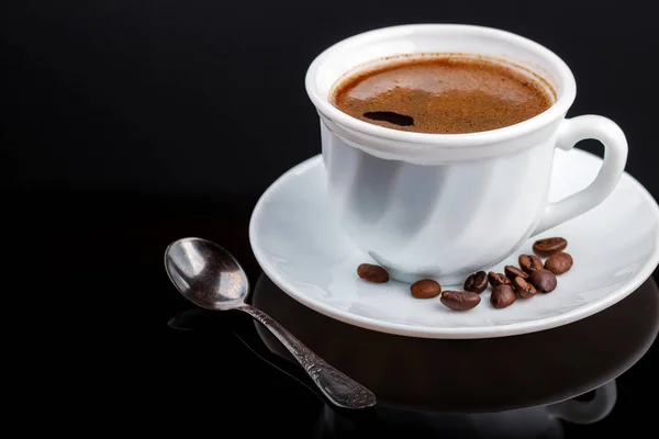 Siyah cam masada bir fincan kahve — Stok fotoğraf