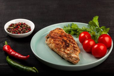 Lezzetli ızgara tavuk ve taze domates.