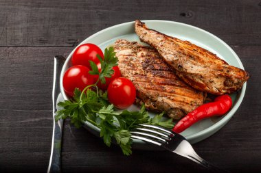 Lezzetli ızgara tavuk ve taze domates.