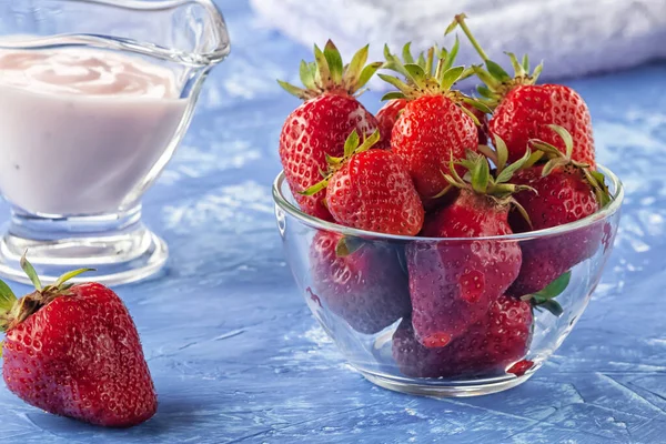 Fraises fraîches avec yaourt fraîchement préparé sur la table — Photo