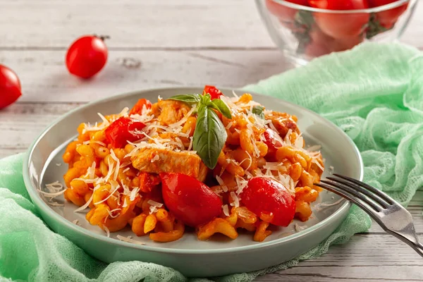 Pasta con pomodorini e basilico. Cibo italiano. Cucina Italiana. Cibo fatto in casa. Il concetto di cibo gustoso e sano . — Foto Stock
