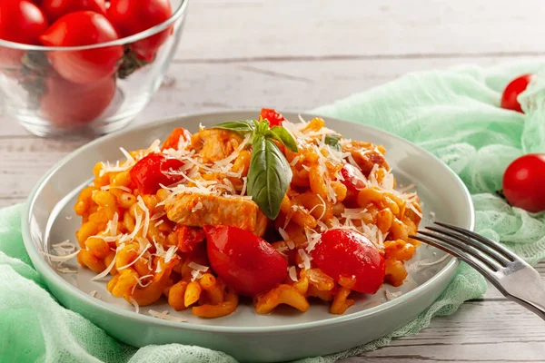 Паста з вишневими помідорами і базилем. Італійська їжа. Італійська кухня. Домашня їжа. Поняття смачної і здорової їжі. — стокове фото