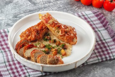 Doldurulmuş Tavuk Bacağı. Soğan soslu tavuk budu ve mantar..