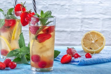 Masada çilek, kiraz, frenk üzümü ve limon ile ferahlatıcı bir yaz içeceği.